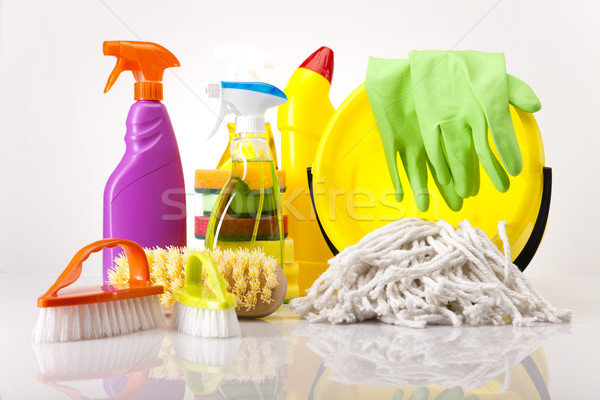 Curăţenie muncă acasă sticlă roşu Imagine de stoc © JanPietruszka