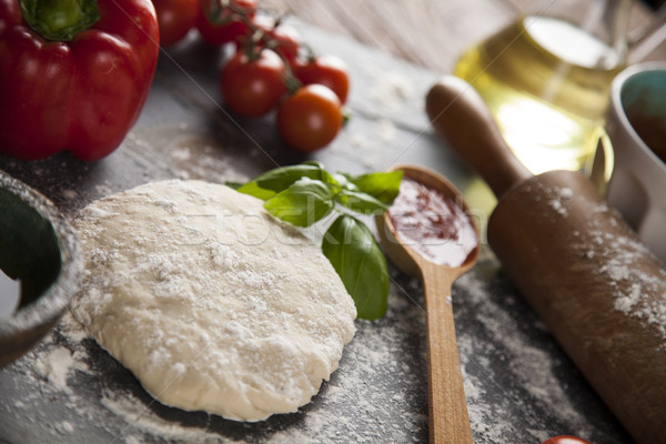 Stok fotoğraf: Taze · lezzetli · ev · yapımı · pizza · hazırlık · İtalyan