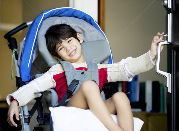 Jóképű négyéves mozgássérült fiú tolószék nyitás Stock fotó © jarenwicklund