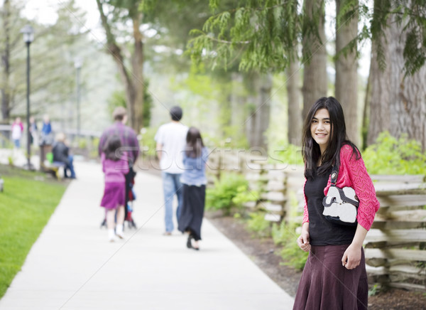 [[stock_photo]]: Belle · adolescente · sur · marche · famille · jeunes