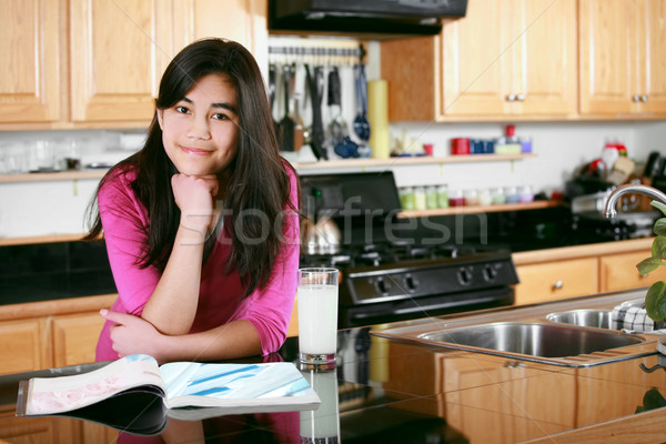 Teen girl rilassante cucina magazine vetro latte Foto d'archivio © jarenwicklund