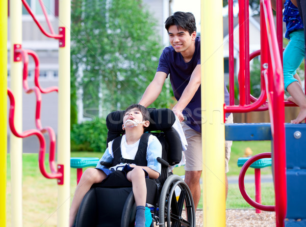 商业照片: 禁用 · 男孩 · 轮椅 · 享受 · 观看 · 朋友