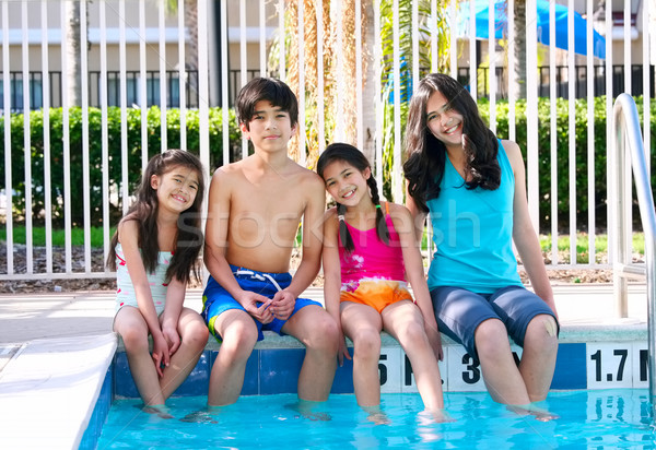 Stockfoto: Vier · kinderen · zwembad · kant · broers · en · zussen · genieten
