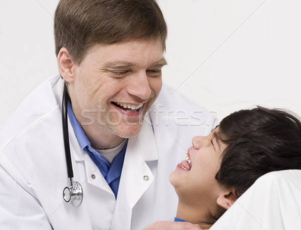 Stock foto: Männlichen · Arzt · tröstlich · deaktiviert · Kleinkind · Patienten · früh