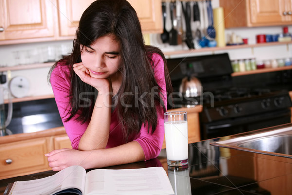 Teen girl entspannenden Küche Magazin Glas Milch Stock foto © jarenwicklund