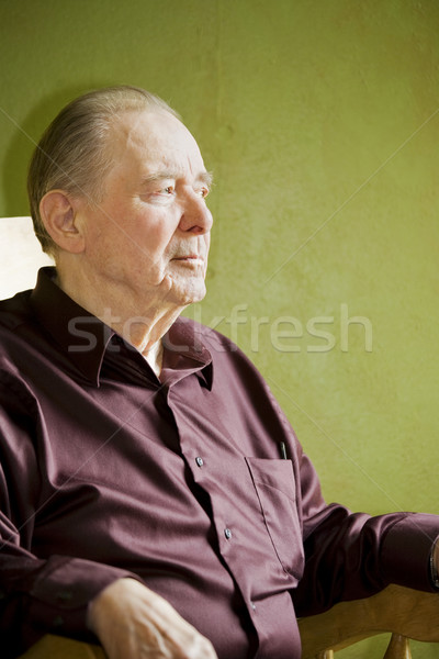 Foto d'archivio: Anziani · uomo · sedia · a · dondolo · guardando · fuori · sereno