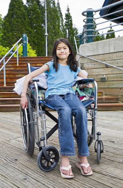Jeune fille fauteuil roulant escaliers jeunes neuf ans fille Photo stock © jarenwicklund