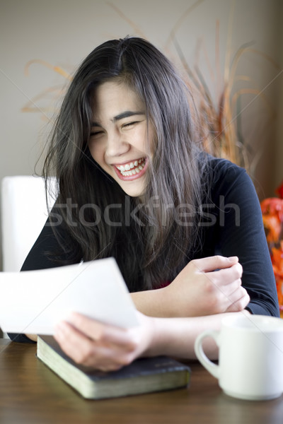 Młoda kobieta szczęśliwie czytania Uwaga strony Zdjęcia stock © jarenwicklund