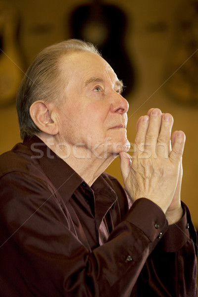 Starszych człowiek modląc kościoła ciemne Zdjęcia stock © jarenwicklund