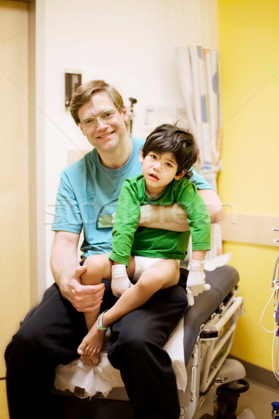 Apa gyermek orvosi rendelő tart beteg mozgássérült Stock fotó © jarenwicklund