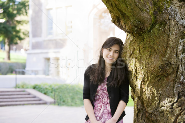 Teen girl drzewo uśmiechnięty szczęśliwy Zdjęcia stock © jarenwicklund