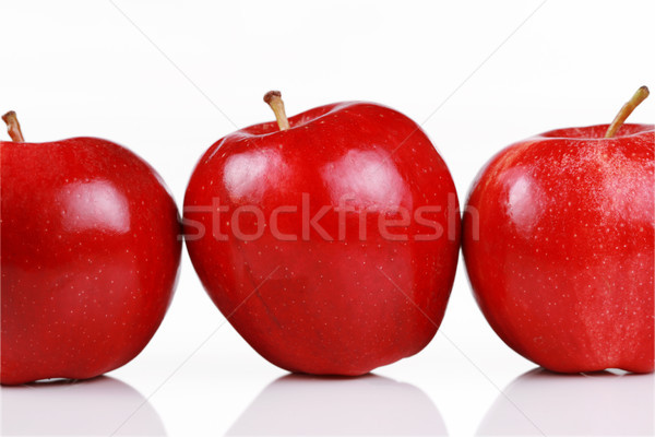 Drie Rood appels rij geïsoleerd Stockfoto © jarenwicklund