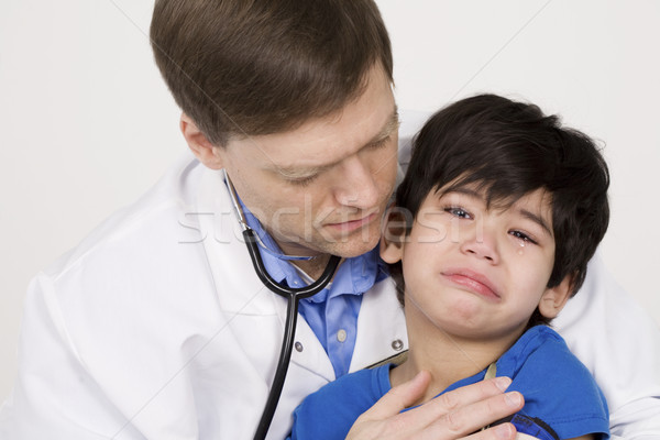 Férfi orvos megnyugtató ijedt kisgyerek beteg gyermek Stock fotó © jarenwicklund