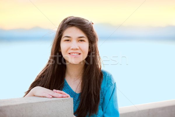 Frumos tineri teen fata în aer liber lac Imagine de stoc © jarenwicklund