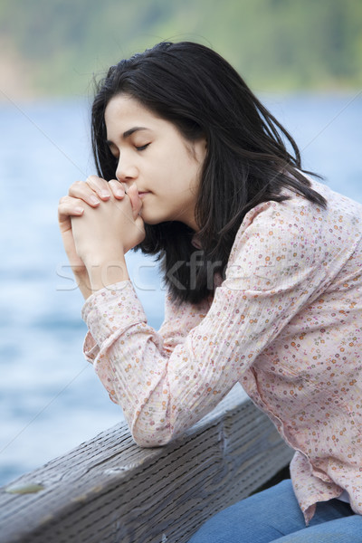 [[stock_photo]]: Jeunes · adolescente · séance · lac · pier · prière