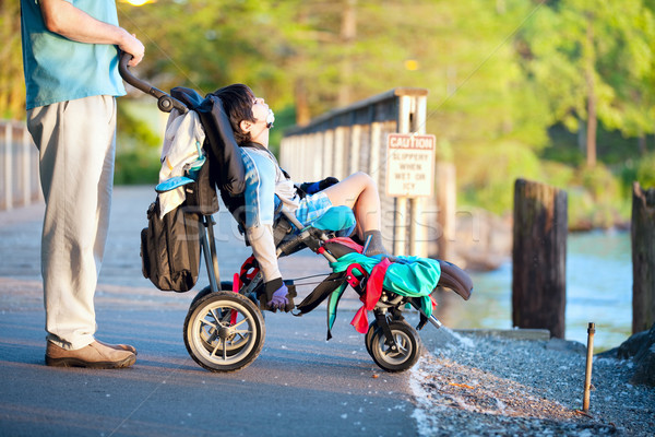 Apa mozgássérült fiú tolószék park élvezi Stock fotó © jarenwicklund