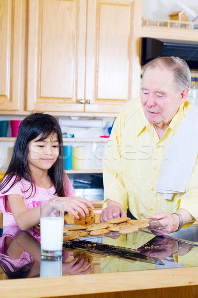 Ouderen man cookies kleindochter kind Stockfoto © jarenwicklund