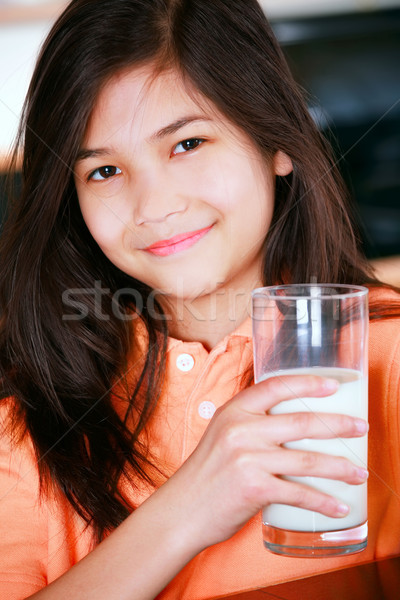 Kind halten groß Glas Milch Stock foto © jarenwicklund