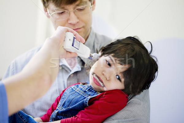 Kind Krankenhaus Vater halten krank Sohn Stock foto © jarenwicklund