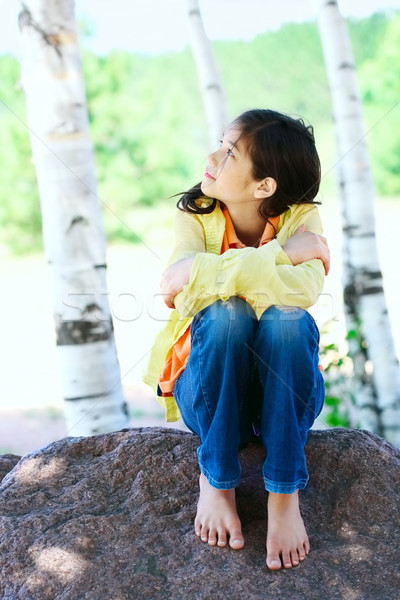Młodych dziewczyna posiedzenia rock drzew odkryty Zdjęcia stock © jarenwicklund