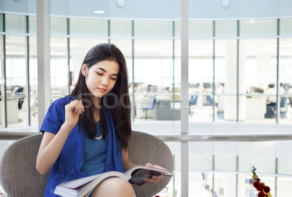 Schönen teen girl Lesung Magazin Büro Buch Stock foto © jarenwicklund