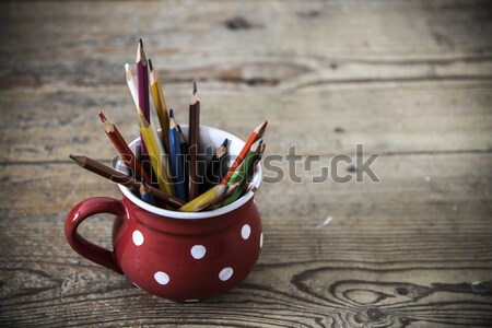 Jahrgang Buntstifte rot Tasse Notebook Holzfußboden Stock foto © jarin13
