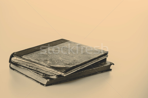 Foto stock: Belo · velho · dois · livros · branco