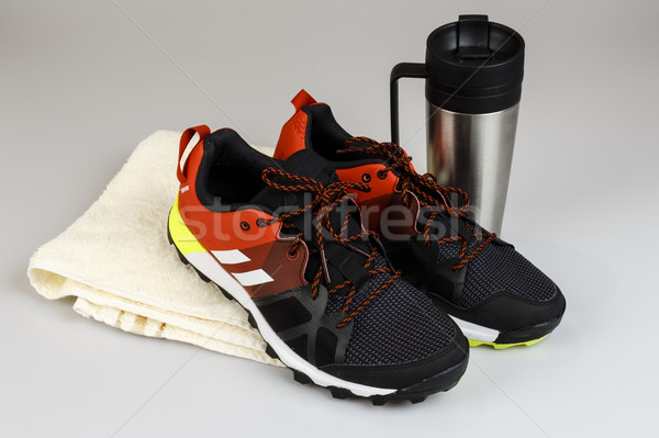 Laufschuhe Handtuch Flasche laufen Natur Sport Stock foto © jarin13