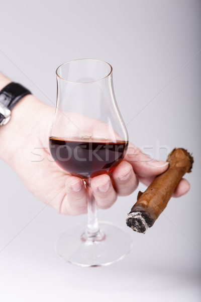 Edad brandy vidrio cigarro masculina mano Foto stock © jarin13