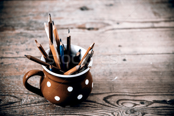 Vintage crayones rojo taza piso de madera oficina Foto stock © jarin13