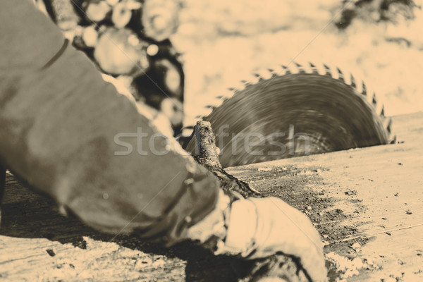 Férfi dolgozik körkörös fűrész penge öreg Stock fotó © jarin13