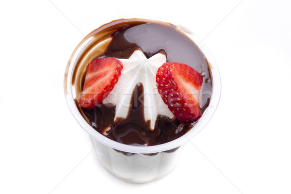 Sundae fresa delicioso crema líquido chocolate Foto stock © jarp17
