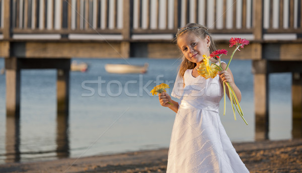 Flor menina vestido de noiva praia crianças Foto stock © jarp17