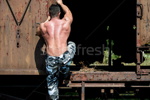 Train pouvoir rouille cool Homme escalade [[stock_photo]] © Jasminko