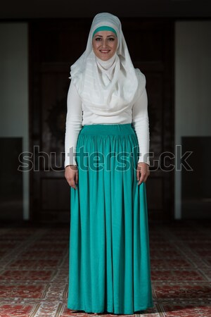 Szerény muszlim ima nő fiatal imádkozik Stock fotó © Jasminko