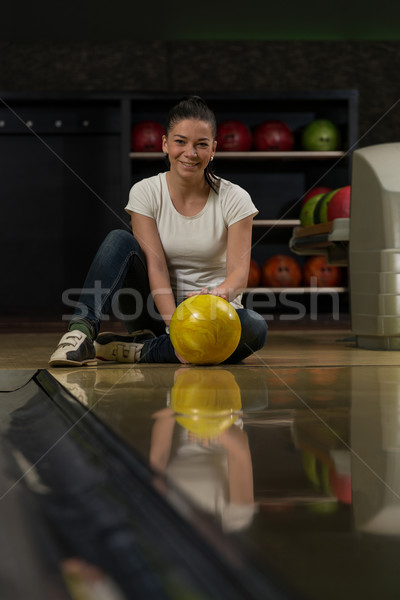 Heiter junge Frauen halten Bowlingkugel Sport Spaß Stock foto © Jasminko