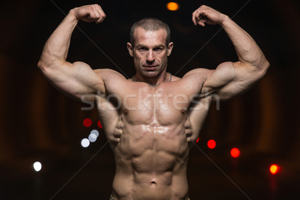 Kulturysta front podwoić biceps tunelu Zdjęcia stock © Jasminko