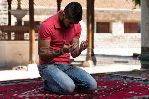 Oświecenie Muzułmanin człowiek modląc meczet odkryty Zdjęcia stock © Jasminko