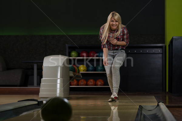 Las mujeres jóvenes jugando bola de bolos deporte diversión pelota Foto stock © Jasminko