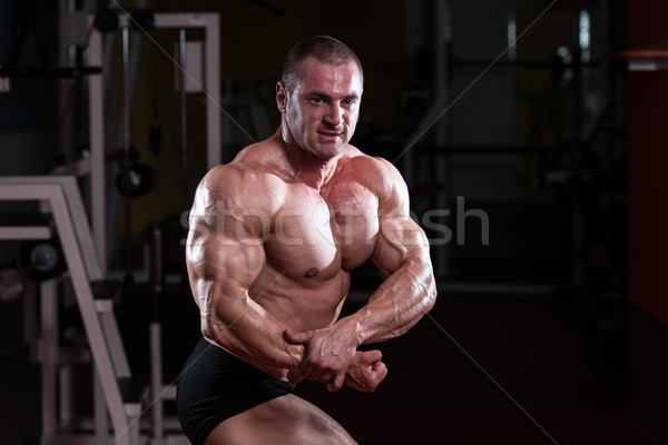 Muscular homem músculos sério musculação em pé Foto stock © Jasminko