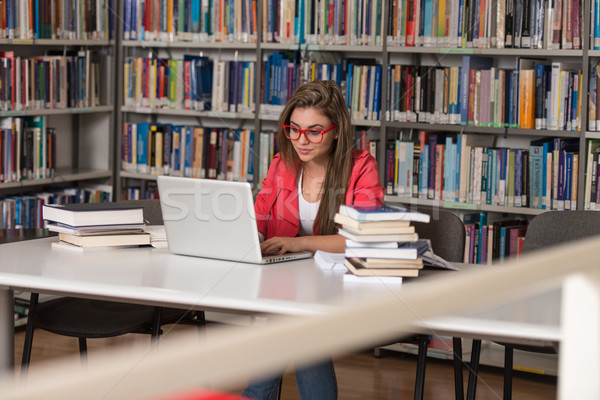 Foto stock: Feliz · femenino · estudiante · portátil · biblioteca · bastante