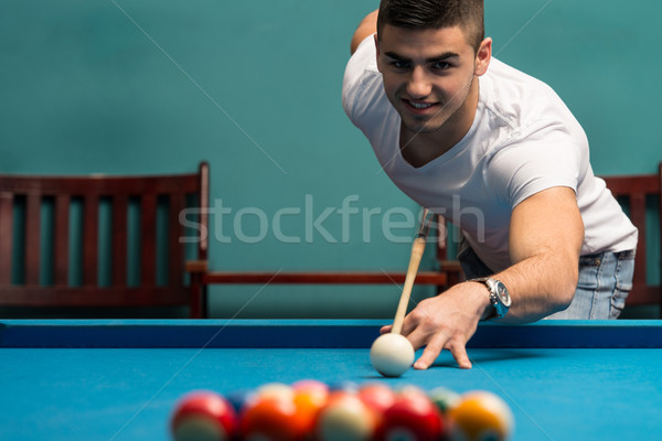 Mann spielen junge Männer Ball Billardtisch Sport Stock foto © Jasminko