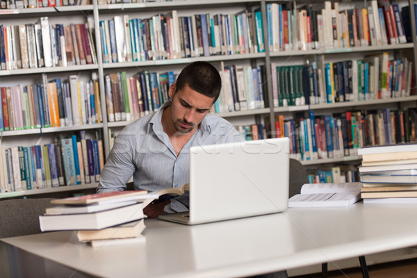 Confuso masculino estudante leitura muitos livros Foto stock © Jasminko