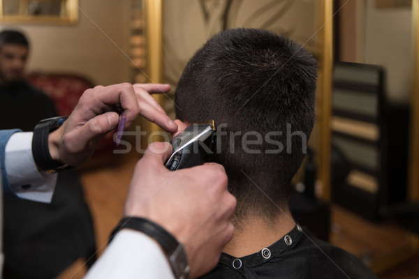 Fodrász készít frizura fiatalember jóképű fiatal Stock fotó © Jasminko