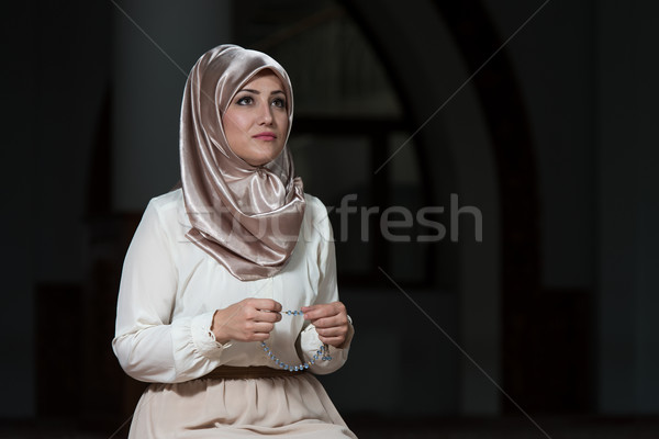 Szerény muszlim ima nő fiatal imádkozik Stock fotó © Jasminko