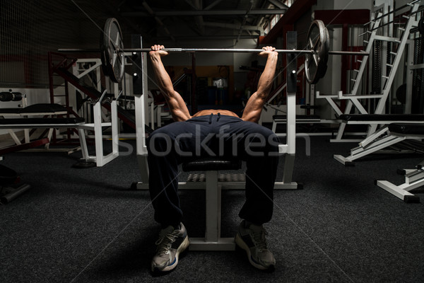 Piersi wykonywania dojrzały mężczyzna siłowni ławce Zdjęcia stock © Jasminko