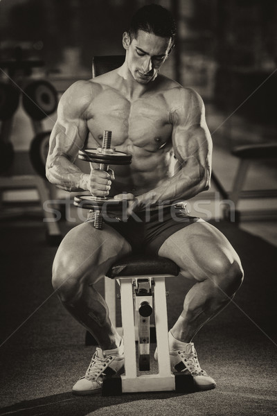 Fiatalember testmozgás bicepsz edz súlyzó koncentráció Stock fotó © Jasminko
