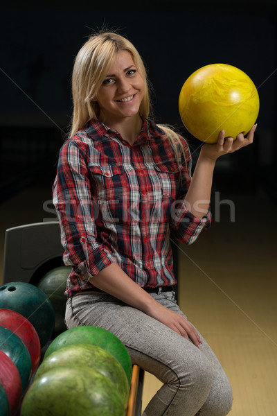 Femmes boule de bowling amusement Homme souriant [[stock_photo]] © Jasminko