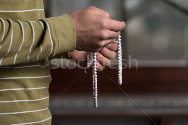 Foto stock: Masculina · mano · rosario · primer · plano · jóvenes · musulmanes