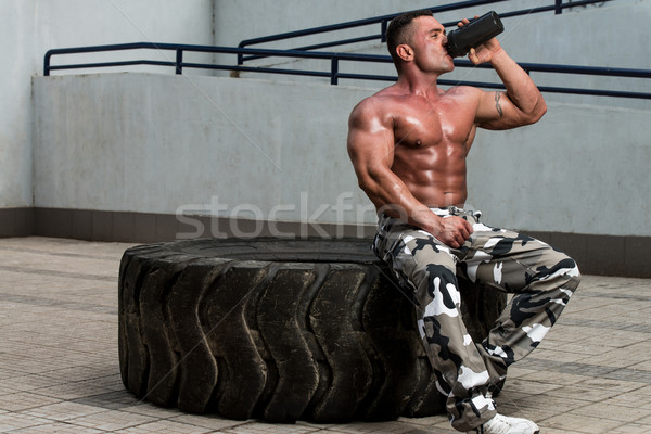 Culturist potabilă sportiv băuturi lichid masculin Imagine de stoc © Jasminko